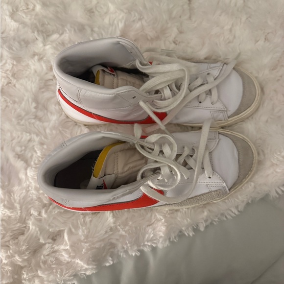 Nike White and Red High-Tops Blazers - Picture 2 of 8